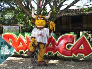 colombia-tours-travel-parque-panaca-toro-mascota