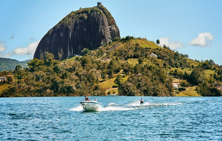 Tour Guatapé y Piedra del Peñol desde Medellín · embalse de guatape: