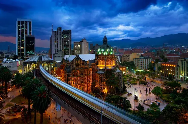 Historia colonial, arte urbano y panorámicas desde 3,200 msnm.