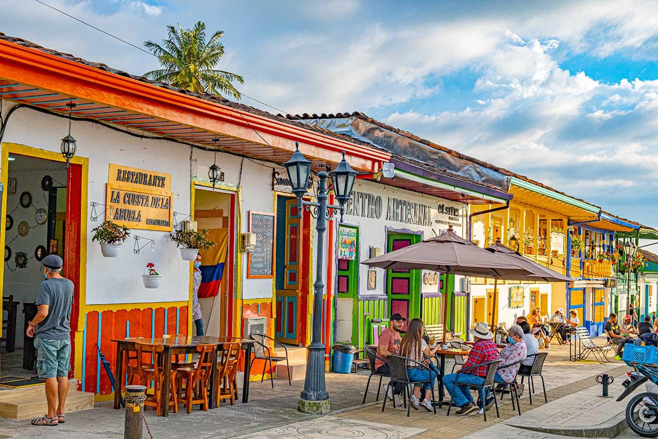 Paisajes verdes patrimonio UNESCO y el café colombiano de origen.