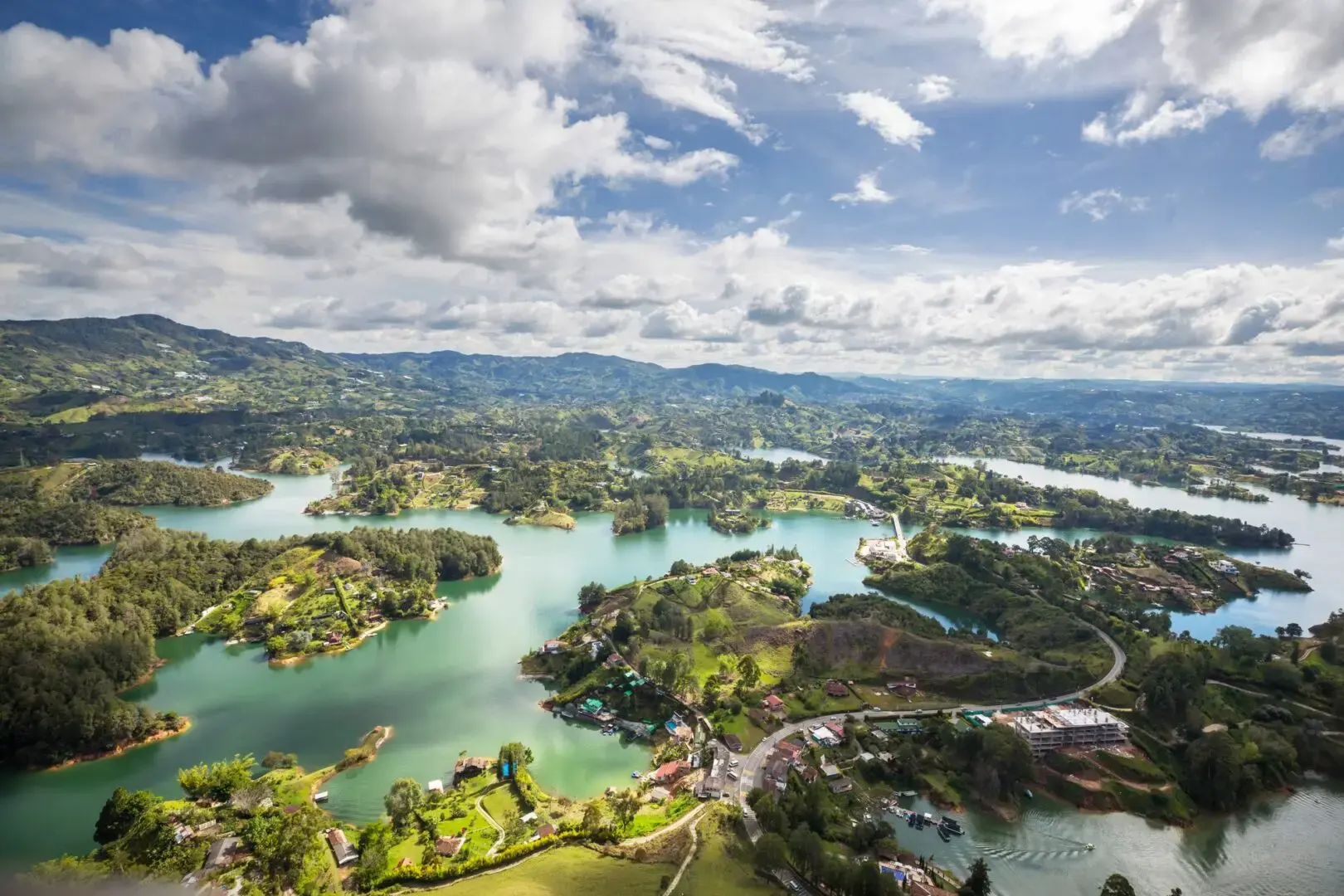 La ciudad de la eterna primavera y el pueblo más colorido de Colombia.