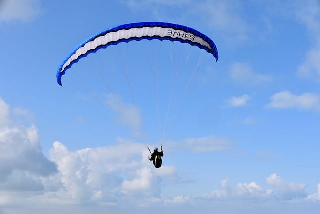 paragliding 4391658 640