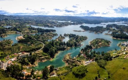 Tour a Guatapé y Piedra del Peñol desde Medellín - Planea tu viaje a Colombia - ColombiaTours.Travel