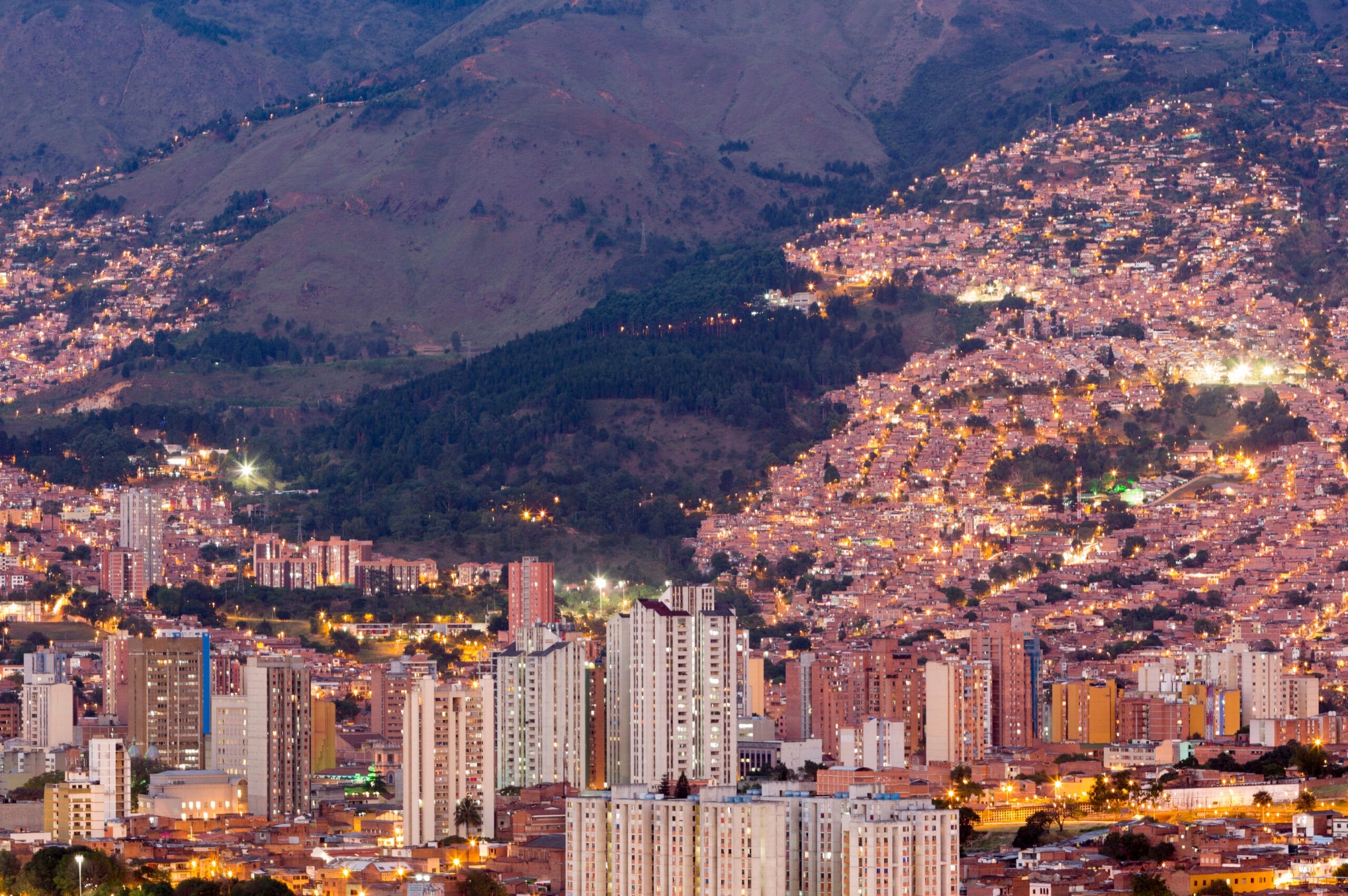 mes más barato para viajar a Medellín