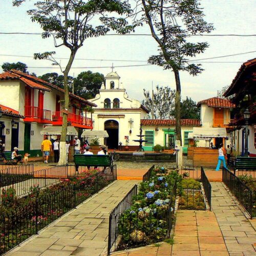 Pueblito paisa en Medellín, un lugar de arquitectura antioqueña tradicional.